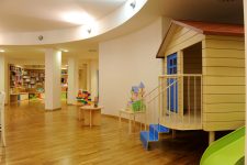 Area gioco per bebè e bambini da 0 a 6 anni a Primomodo, dettaglio casetta